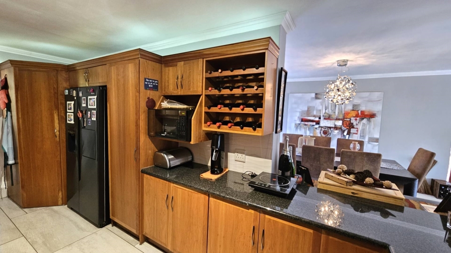 4 Bedroom Property for Sale in Ifafi North West